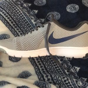 Trade for Hailey -Nike flex experience rn5 BRAND N